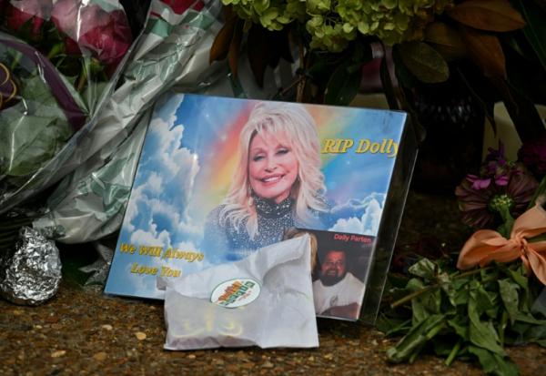 Des fleurs et des messages déposés devant la maison de la chanteuse décédée Dolly Parton à Brentwood, dans le Tennessee, le 26 août 2026