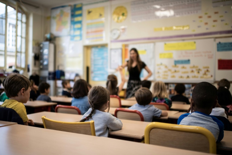 Plus de 850.000 enseignants reprennent le chemin des classes pour une journée de pré-rentrée vendredi avant l'arrivée de leurs élèves lundi, dans un contexte de nouvelle incertitude gouvernementale et de pressions budgétaires
