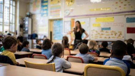 Plus de 850.000 enseignants reprennent le chemin des classes pour une journée de pré-rentrée vendredi avant l'arrivée de leurs élèves lundi, dans un contexte de nouvelle incertitude gouvernementale et de pressions budgétaires