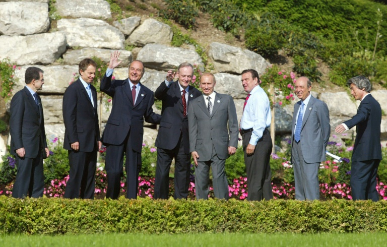 (g-d) Le ministre britannique Tony Blair, le président français Jacques Chirac, le Premier ministre canadien Jean Chrétien, le président russe Vladimir Poutine, le chancelier allemand Gerhard Schröder, le président grec en exercice du Conseil européen Konstantinos Simitis et le Premier ministre japonais Junichiro Koizumi dans les jardins de l'Hôtel Royal à Évian, le 3 juin 2003