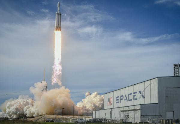 Une fusée Falcon Heavy de SpaceX transportant un satellite météorologique décolle du Centre spatial Kennedy de la Nasa, en Floride, le 25 juin 2024