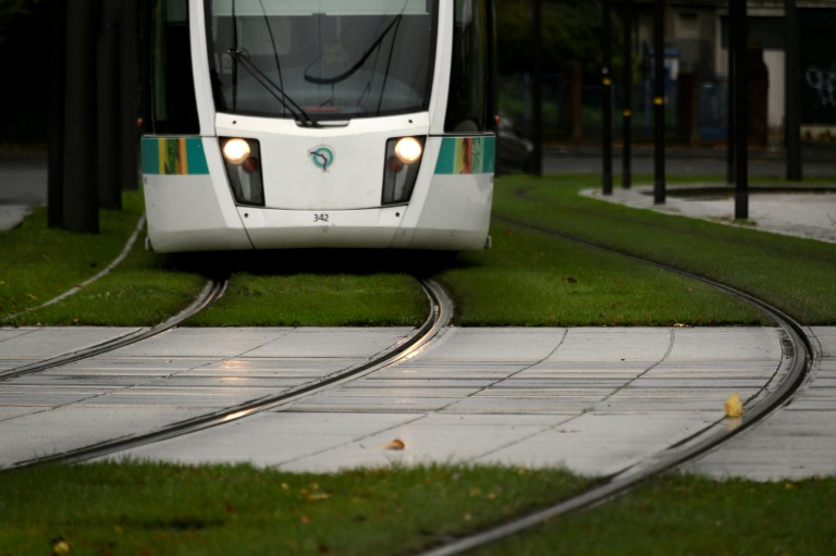 Un tramway sur la ligne T3B à Paris, le 26 novembre 2019
