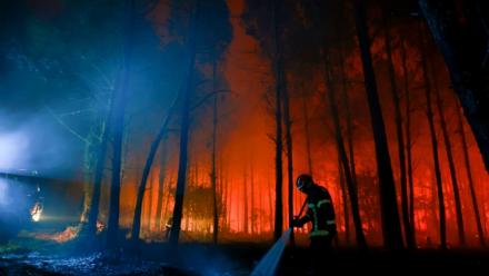 Un pompier lutte contre un feu de forêr à Luglon, dans les Landes, le 14 août 2026