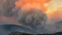 Un nuage de fumée provenant d’un incendie de forêt qui ravage la région des Aspres, vu depuis Montalba-le-Château, dans le département des Pyrénées-Orientales, le 5 juillet 2026