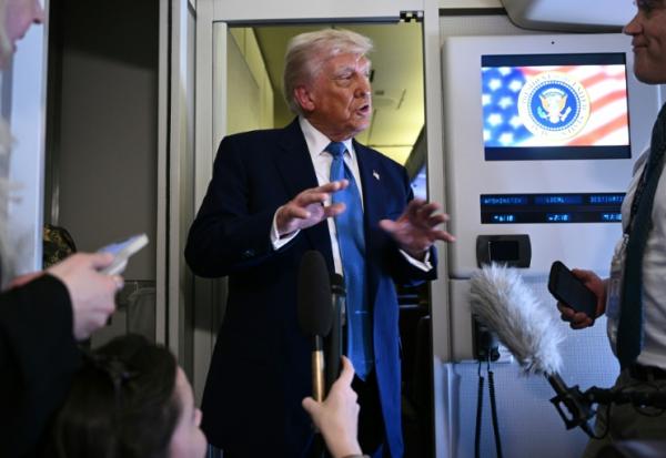 Le président américain Donald Trump s'adresse aux médias à bord d'Air Force One, après avoir quitté Abou Dhabi à l'issue de sa tournée au Moyen-Orient, le 16 mai 2025