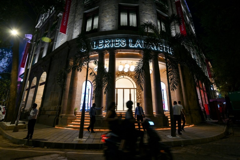 Des piétons passent devant le magasin Galeries Lafayette à Bombay le 15 octobre 2025