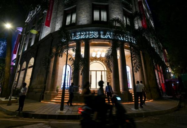 Des piétons passent devant le magasin Galeries Lafayette à Bombay le 15 octobre 2025