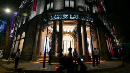 Des piétons passent devant le magasin Galeries Lafayette à Bombay le 15 octobre 2025