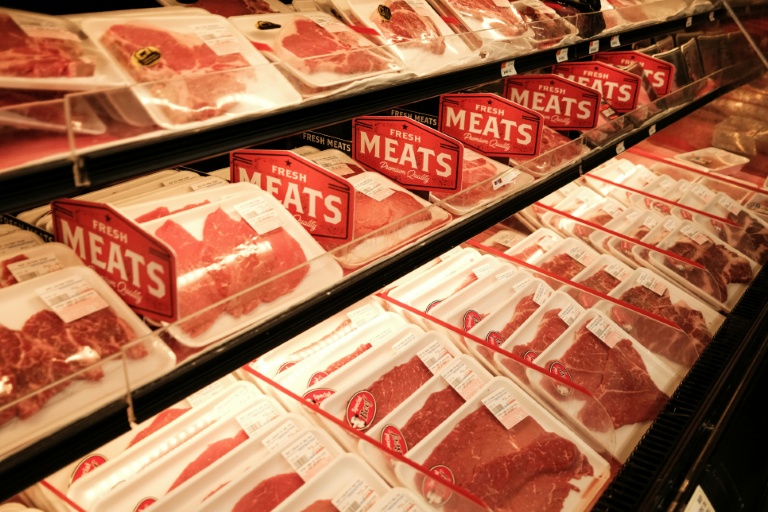 Barquettes de viande rouge dans un supermarché du quartier de Manhattan à New York City le 9 avril 2026