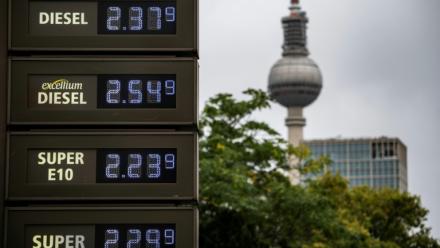 Un panneau affiche les prix du carburant dans une station-service à Berlin, le 2 octobre 2026