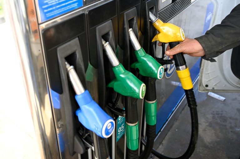 Un automobiliste prend de l'essence dans une station-service à Thionville, le 9 mars 2026 en Moselle