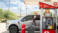 Conducteur faisant le plein à la pompe le 10 juillet 2026 à Austin, au Texas.