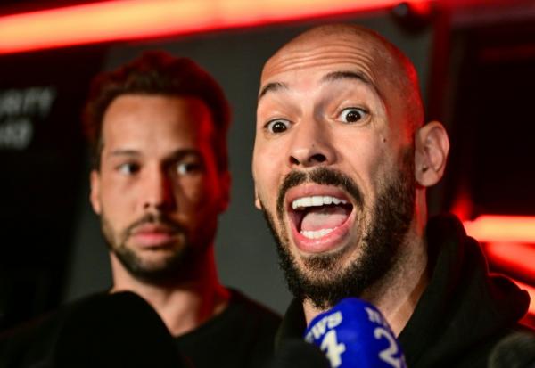 L'influenceur masculiniste Andrew Tate (à droite) et son frère Tristan, le 22 mars 2025 à Bucarest