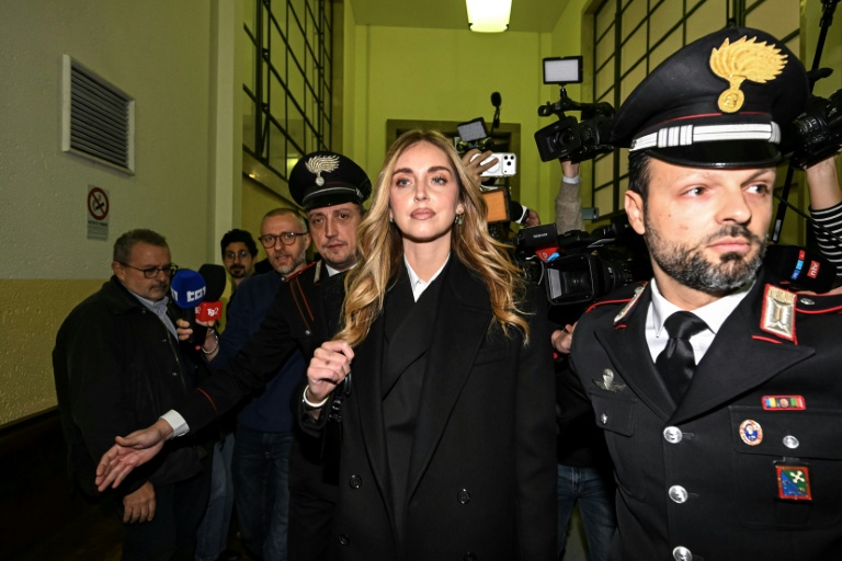 L'influenceuse de mode italienne Chiara Ferragni, accusée de fraude dans une affaire liée à des brioches caritatives, quitte la salle d'audience avant le prononcé de sa peine au tribunal de Milan, le 14 janvier 2026