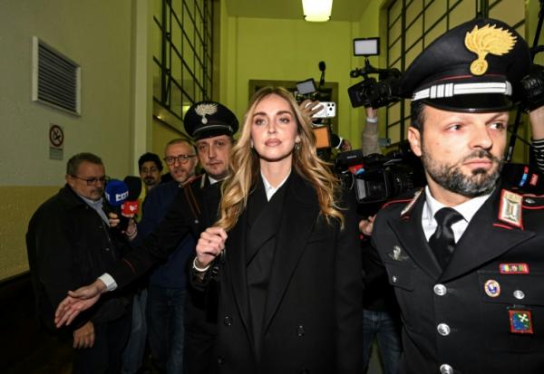 L'influenceuse de mode italienne Chiara Ferragni, accusée de fraude dans une affaire liée à des brioches caritatives, quitte la salle d'audience avant le prononcé de sa peine au tribunal de Milan, le 14 janvier 2026