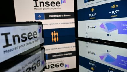 Des écrans affichant le logo de l’Institut national de la statistique et des études économiques (INSEE) à Toulouse, le 8 septembre 2025