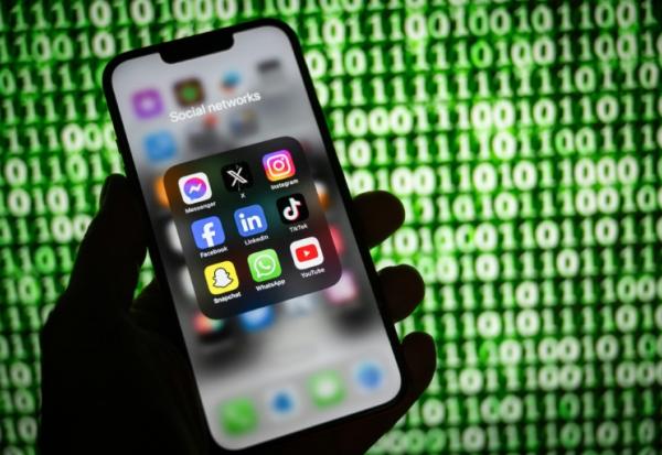 Le Sénat a commencé mercredi à se pencher sur l'interdiction des réseaux sociaux aux moins de 15 ans, chère à Emmanuel Macron, en adoptant en commission une proposition de loi macroniste, toutefois réécrite au point d'inquiéter la responsable du texte à l'Assemblée