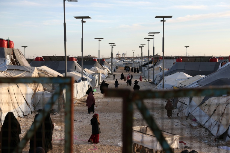 Des enfants et des femmes, proches de djihadistes présumés de l'État islamique, à l'intérieur du camp Al-Hol, dans la province de Hassaké, au nord-est de la Syrie, le 21 janvier 2026