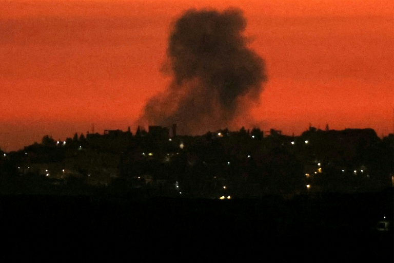 Fumée s'élevant au-dessus d'un village dans le sud du Liban après une frappe israélienne le 31 mars 2026
