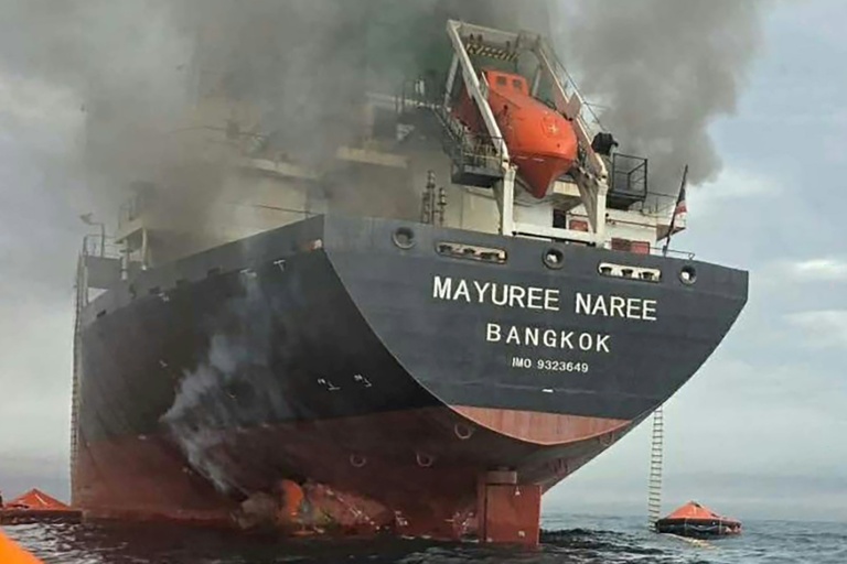 Photo diffusée le 11 mars 2026 par la Marine royale thaïlandaise montrant de la fumée s'échappant du vraquier thaïlandais 