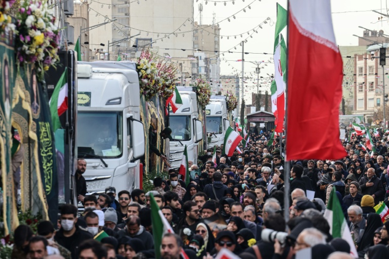 Des Iraniens sont rassemblés pour les funérailles de membres des forces de sécurité tués durant les manifestations, à Téhéran le 14 janvier 2026