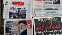 Les unes de quotidiens iraniens dans un kiosque de Téhéran, le 18 février 2026