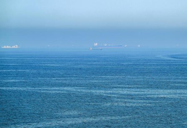 Des navires dans le golfe d'Oman au large des côtes de Sharjah, aux Emirats arabes unis, le 19 juin 2026 