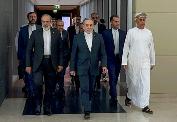 Photo obtenue de la délégation du ministère iranien des Affaires étrangères, le 6 février 2026, montrant le ministre iranien des Affaires étrangères Abbas Araghchi (c) à son arrivée pour des pourparlers avec les Etats-Unis à Mascate, à Oman
