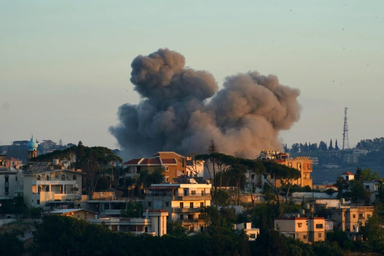 De la fumée après une frappe israélienne sur Nabatiyé, dans le sud du Liban, le 12 juin 2026.