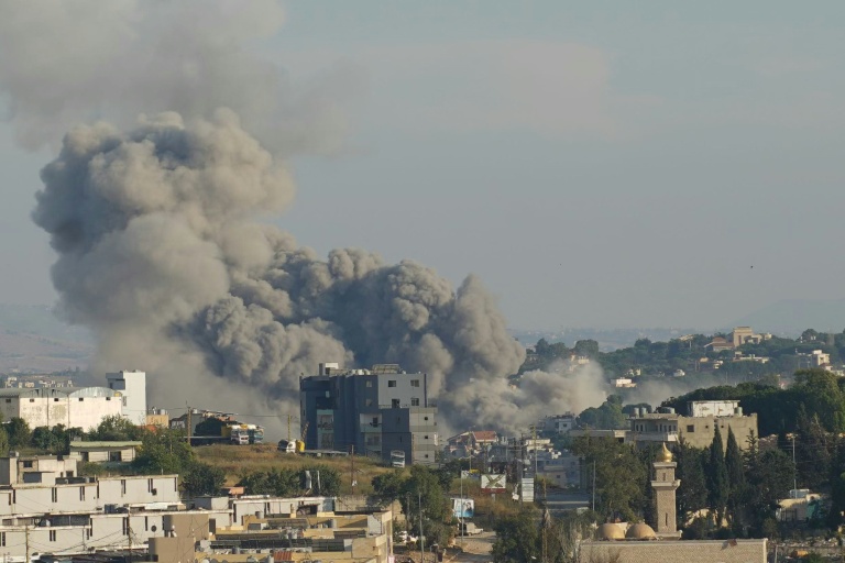 De la fumée s'élève d'un site frappé par une attaque aérienne israélienne à Nabatieh au sud du Liban le 11 juin 2026