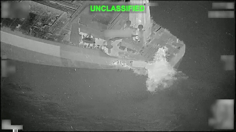 Capture d'écran réalisée le 3 juin 2026 à partir d'une vidéo publiée par le Commandement central américain le 2 juin 2026 montrant selon l'armée américaine une frappe de missile menée par ses forces contre un pétrolier battant pavillon botswanais qui tentait de se diriger vers un port iranien