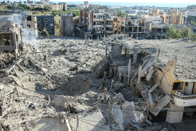 Les décombres après une frappe aérienne israélienne dans le quartier Burj al-Chamali près de Tyre, au Liban, le 2 juin 2026