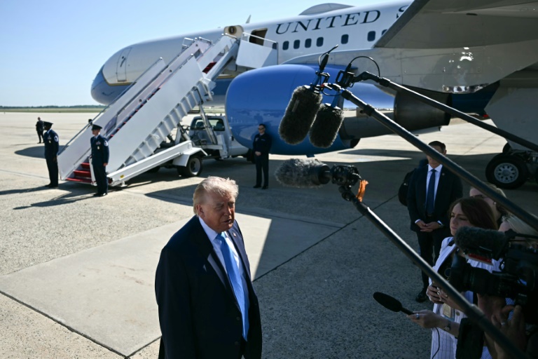 Donald Trump parle à la presse sur la base militaire d'Andrews, le 20 mai 2026.