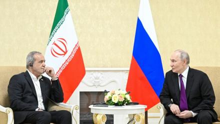 Le président russe Vladimir Poutine (droite) et son homologue iranien Masoud Pezeshkian s'entretiennent, le 8 octobre 2026 à Turkmenbashi au Turkménistan, sur cette photo distribuée par l'agence russe Spoutnik