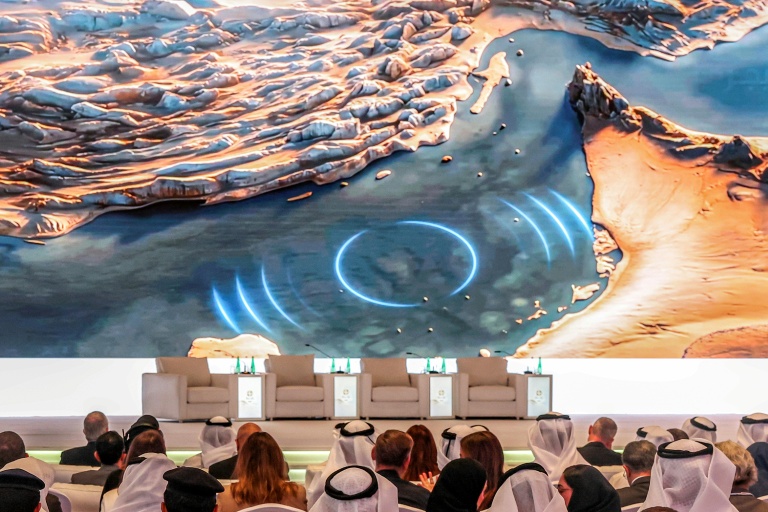 Des participants assistent à une présentation sur le détroit d'Ormuz lors du Forum Hili 2026 à Abou Dabi, le 7 septembre 2026 aux Emirats arabes unis
