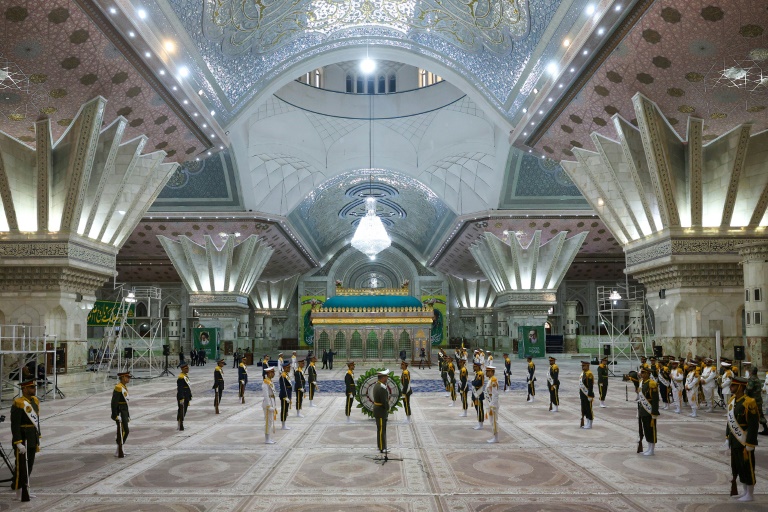 Photo diffusée par la présidence iranienne montrant le président iranien Massoud Pezeshkian et les membres du gouvernement au tombeau du fondayeur de la République islamique, l'ayatollah Ruhollah Khomeini, à Téhéran le 31 janvier 2026