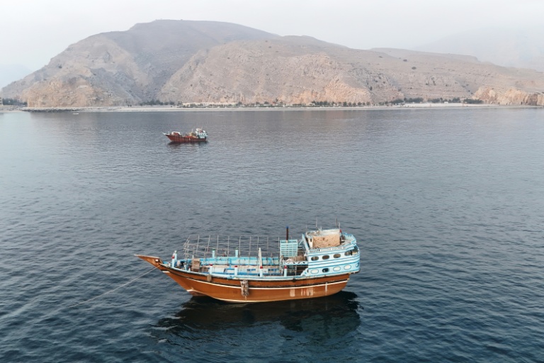 Des navires au large de la péninsule omanaise de Moussandam, près du détroit d'Ormuz, le 27 juin 2026