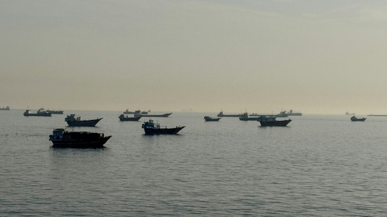 Des navires dans le détroit d'Ormuz au large de la ville omanaise de Khasab, le 17 mai 2026