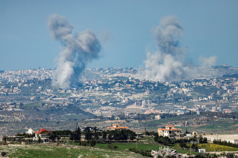 Des panaches de fumée après des bombardements israéliens dans le sud du Liban, près de la frontière entre Liban et Israël, le 3 mars 2026