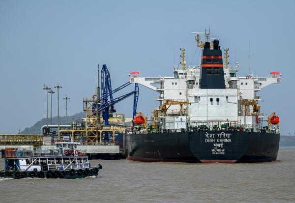 Le Desh Garima, un pétrolier battant pavillon indien transportant du brut qui a transité par le détroit d’Ormuz, est amarré à un terminal de déchargement le long de la côte à Bombay, le 30 avril 2026