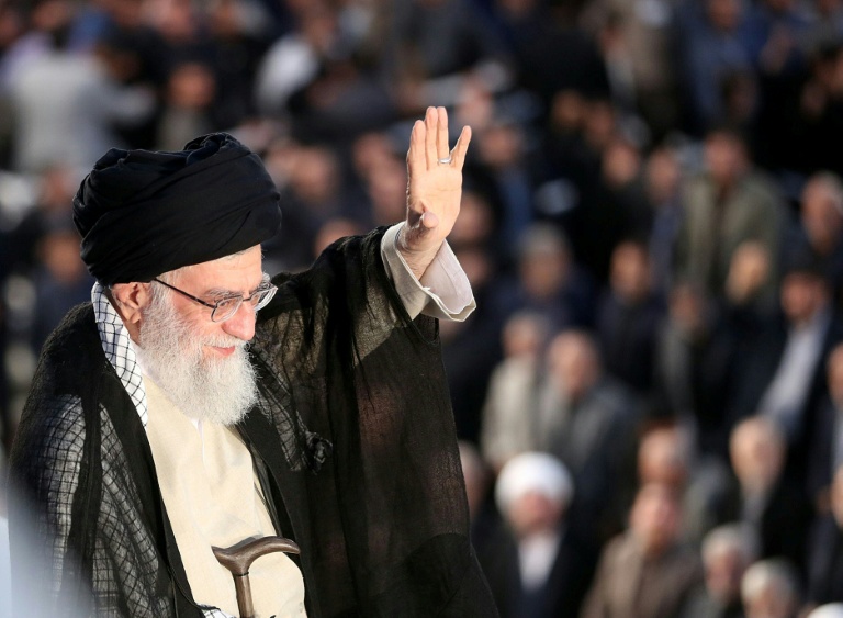 Photo diffusée par le bureau du Guide suprême iranien, l'ayatollah Ali Khamenei, le montrant en train de saluer la foule à Téhéran le 4 juin 2018 