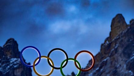 Les anneaux olympiques sont visibles sur le toit du stade olympique à Cortina d'Ampezzo, Italie, le 2 février 2026