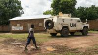 Un enfant passe devant un blindé de la Minusca à Maloum, en Centrafrique, le 24 juillet 2025