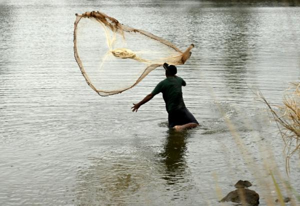 Un pêcheur jette son filet à Nadi aux Fidji, le 4 octobre 2026, à la veille de la cérémonie d'ouverture du Sommet du Pacifique pré-COP31