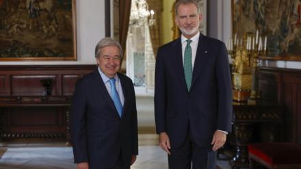 Le roi d'Espagne Felipe VI (d) pose avec le secrétaire général de l'ONU, Antonio Guterres, avant une réunion à la veille de la quatrième conférence internationale des Nations unies sur le financement du développement, à Séville, le 29 juin 2025