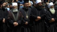 Des religieux chrétiens et musulmans assistent à Salkhad dans le sud de la Syrie, aux funérailles de membres de la communauté druze tués lors de combats confessionnels près de Damas, le 3 mai 2025  