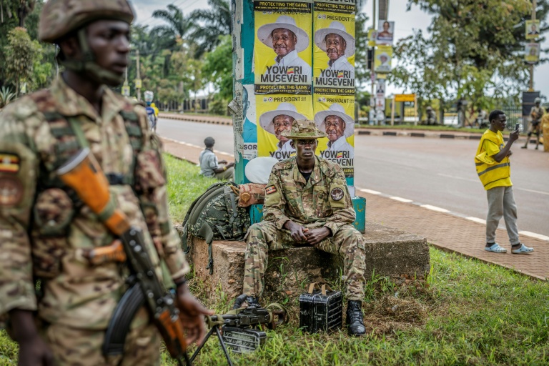 Des militaires ougandais surveillent le 13 janvier 2026 les abord du dernier meeting de campagne du président ougandais Yoweri Museveni, à Kampala