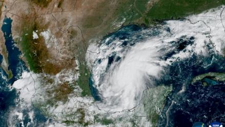 Image satellite fournie par le Cooperative Institute for Research in the Atmosphere de la Colorado State University et par la National Oceanic and Atmospheric Administration de l'ouragan Isaias se développant au-dessus du golfe du Mexique, le 7 octobre 2026
