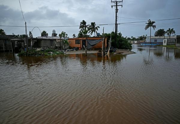 Une zone indonée après le passage de l'ouragan Polo à Puerto Sans Carlos, en Basse-Californie du Sud, le 29 septembre 2026 au Mexique