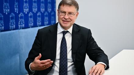 Valdis Dombrovskis, le commissaire européen aux Affaires économiques, lors d'un entretien avec l'AFP à Bangkok, en marge des assemblées du Fonds monétaire international (FMI) et de la Banque mondiale, le 13 octobre 2026